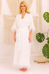peignoir long kimono ivoire satin fluide soyeux cachecoeur ceinture taille ajustable manches troisquarts ourlet bordé plumes légères coupe droite cheville