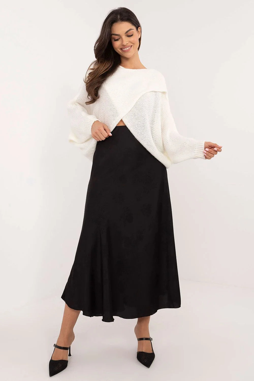 pull blanc maille douce oversize croisé asymétrique court col bateau manches bouffantes chaleur laine casual chic raffiné confortable élégant durable