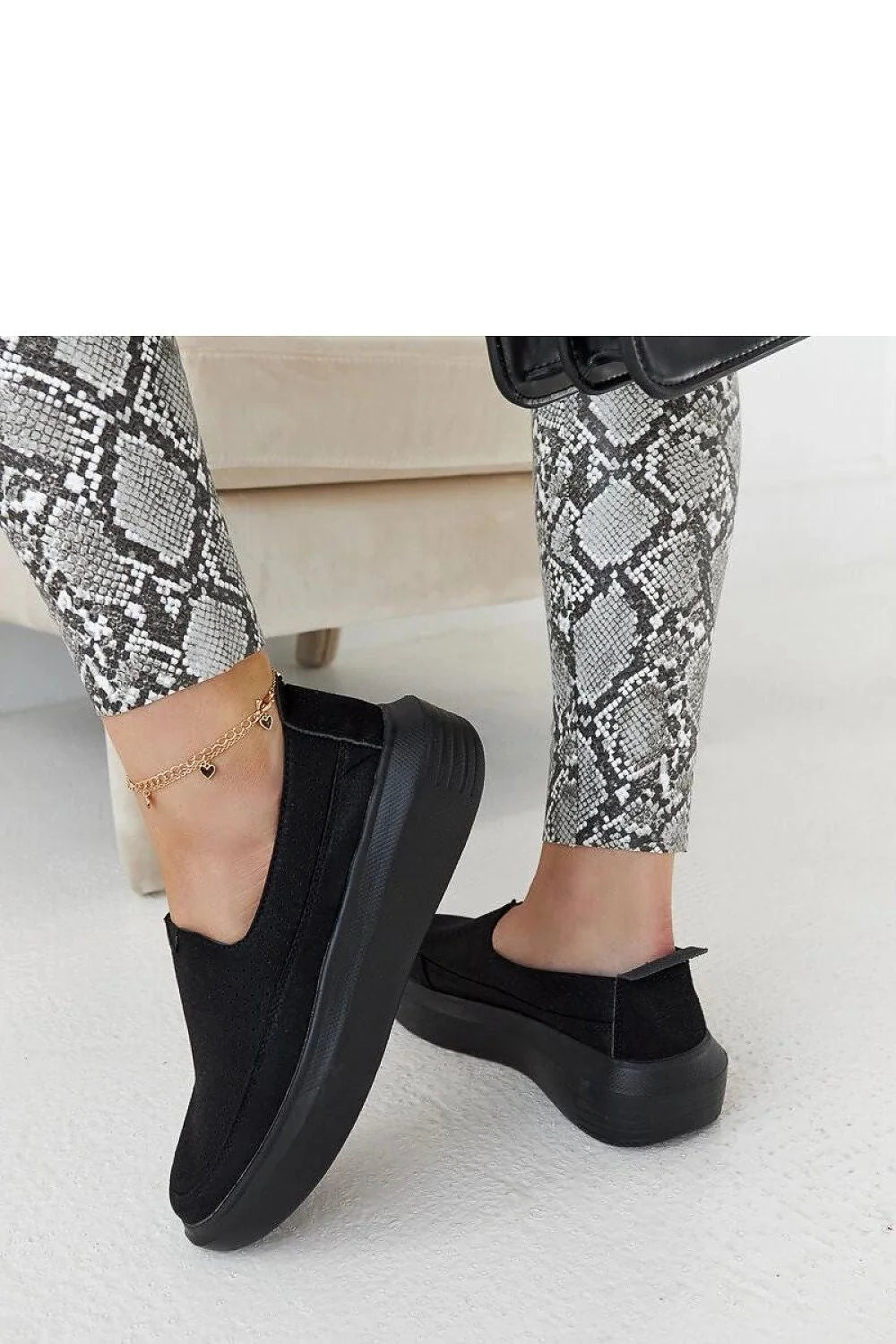 Chaussures basses design élégant pour femmes, textile noir perforé, semelle épaisse noire, confort maximal, style polyvalent, matériau durable, fermeture slip-on, accessoires dorés