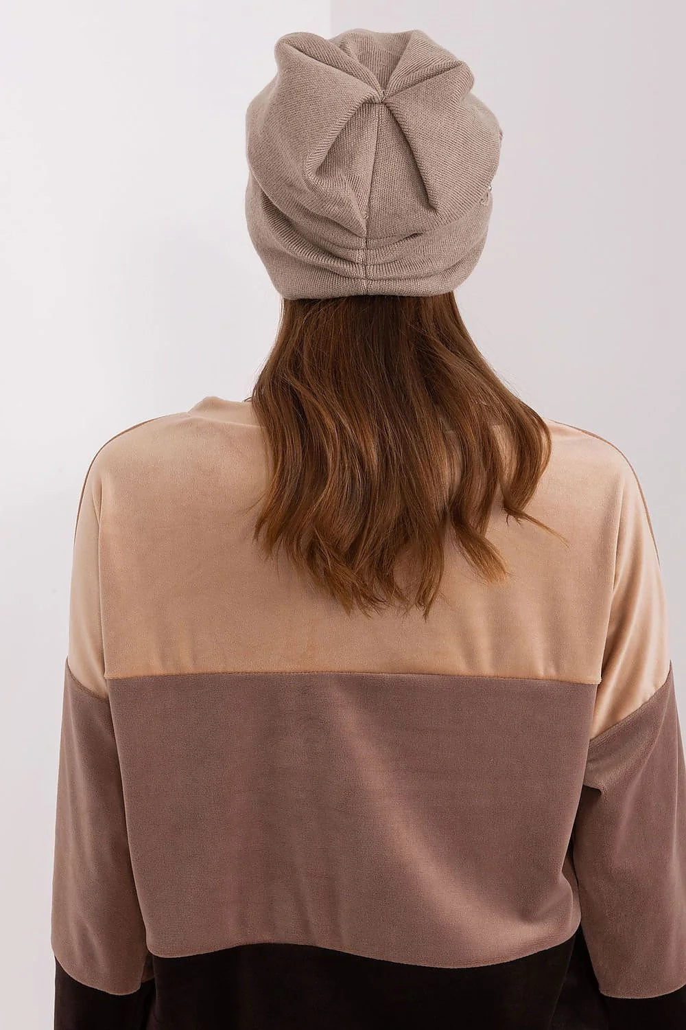 Bonnet et haut en tricot lisse élégant pour femme, beige et marron, matières douces, finitions luxueuses, style classique, hiver