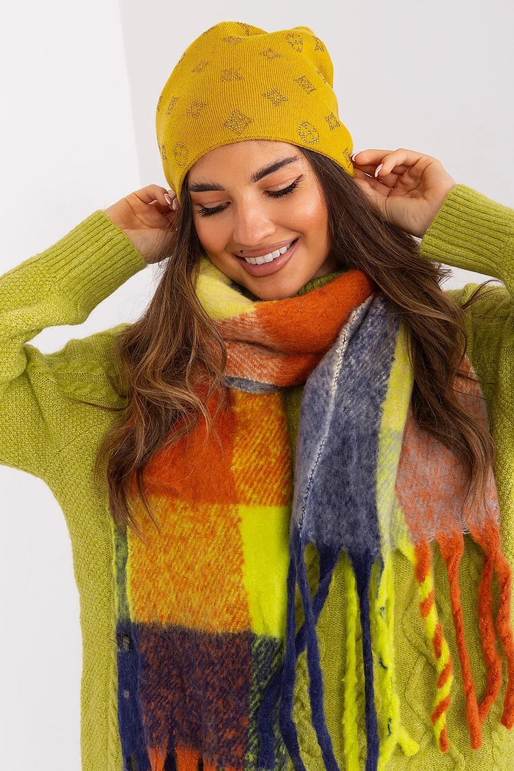 ensemble hiver femme coordonné bonnet écharpe pull jaune moutarde carreaux multicolore oversize franges moelleux laine tricot côtelé décontracté chaud confortable