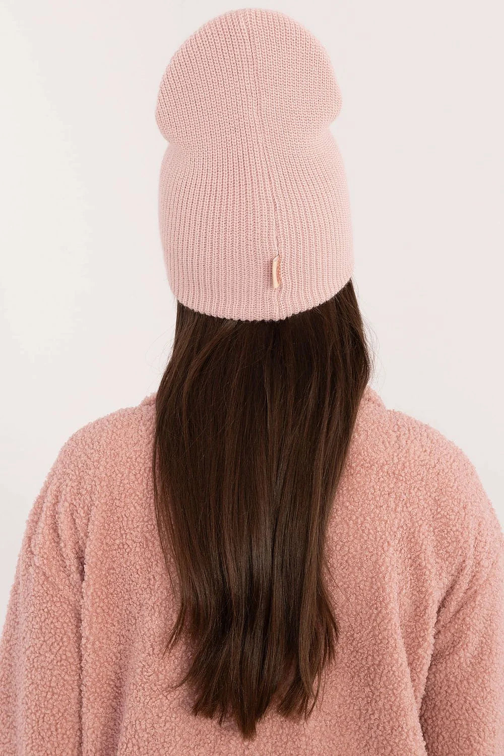 Bonnet Rue Paris en acrylique rose pâle, style beanie, ajusté, écusson discret, confortable, mode, femme