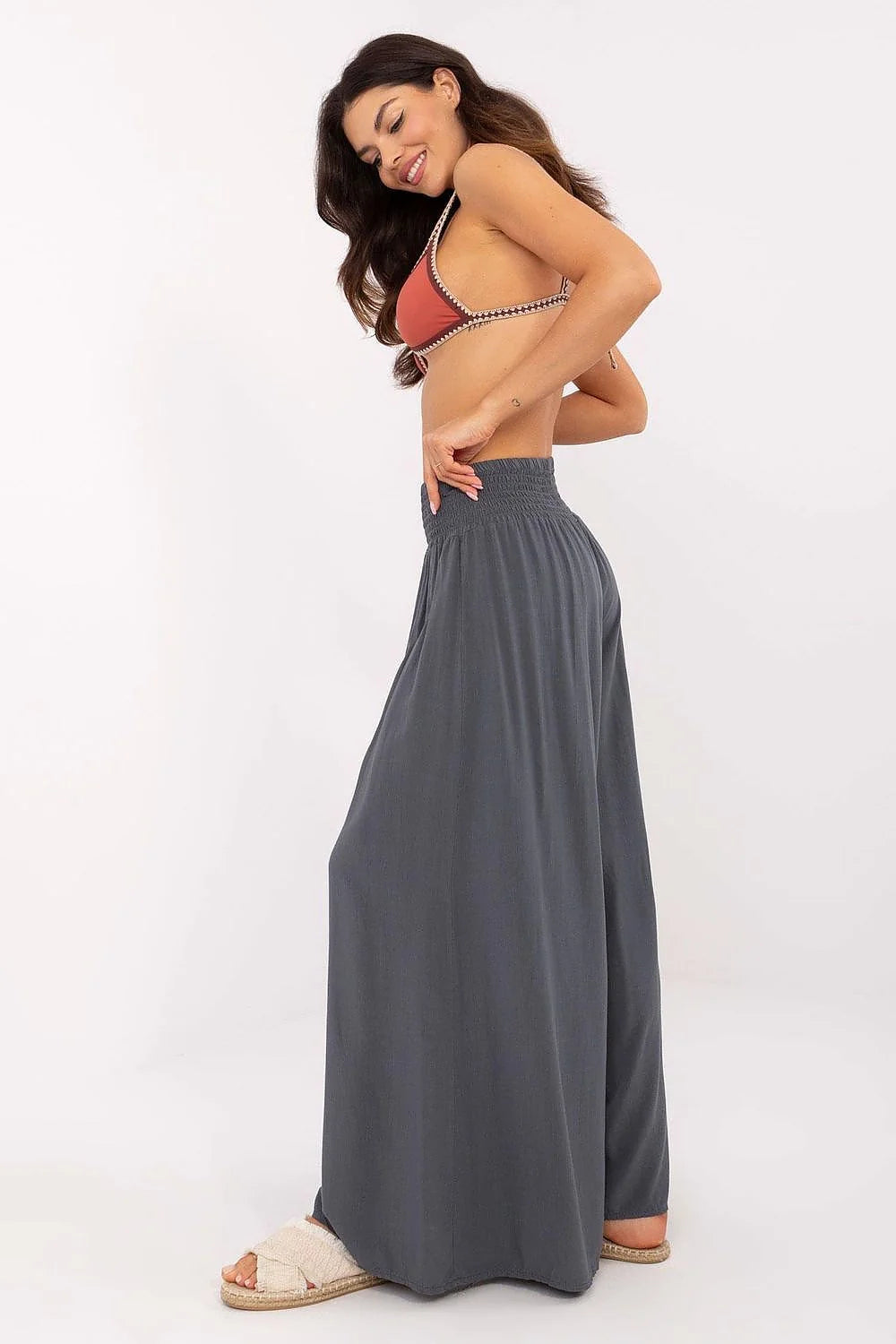 Pantalon ample femme Och Bella coupe large taille hautesarouel viscose gris ardoise bikini top terracotta contrastes été