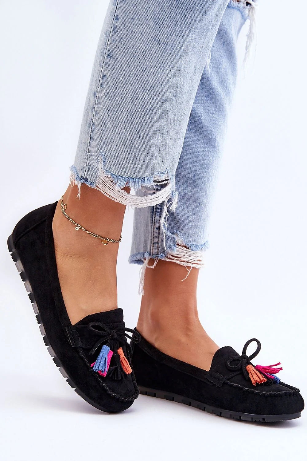 Moccasins pour femme élégants en éco-suède noir profond style casual-chic avec pompons multicolores et semelle plateforme 1 cm
