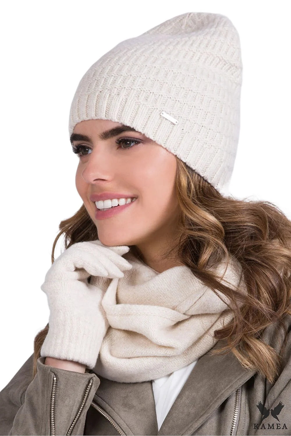 Ensemble tricoté pour femme, bonnet, écharpe et gants coordonnés, style classique, matériau doux, couleur écrue, idéal pour l'hiver
