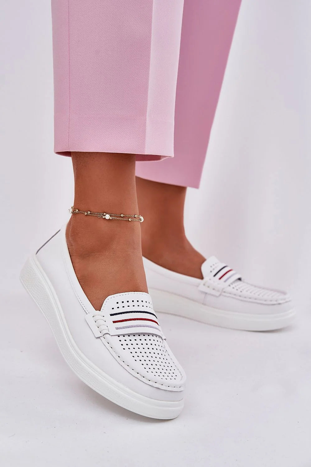 Moccasins pour femmes en cuir naturel style moderne blanc et multicolore confortable occasion quotidienne et semi-formelle
