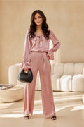Ensemble mode féminin élégant et raffiné haut et pantalon satiné rose poudré taille haute manches longues style moderne occasion élégante