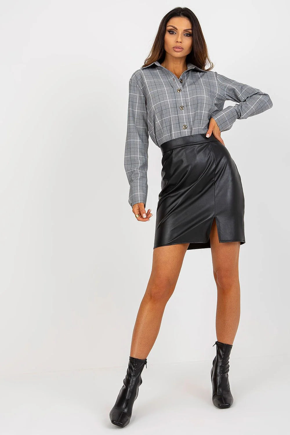 Jupe en simili-cuir noire ajustée fente devant chemise carreaux gris tenue élégante femme occasion bureau sortie