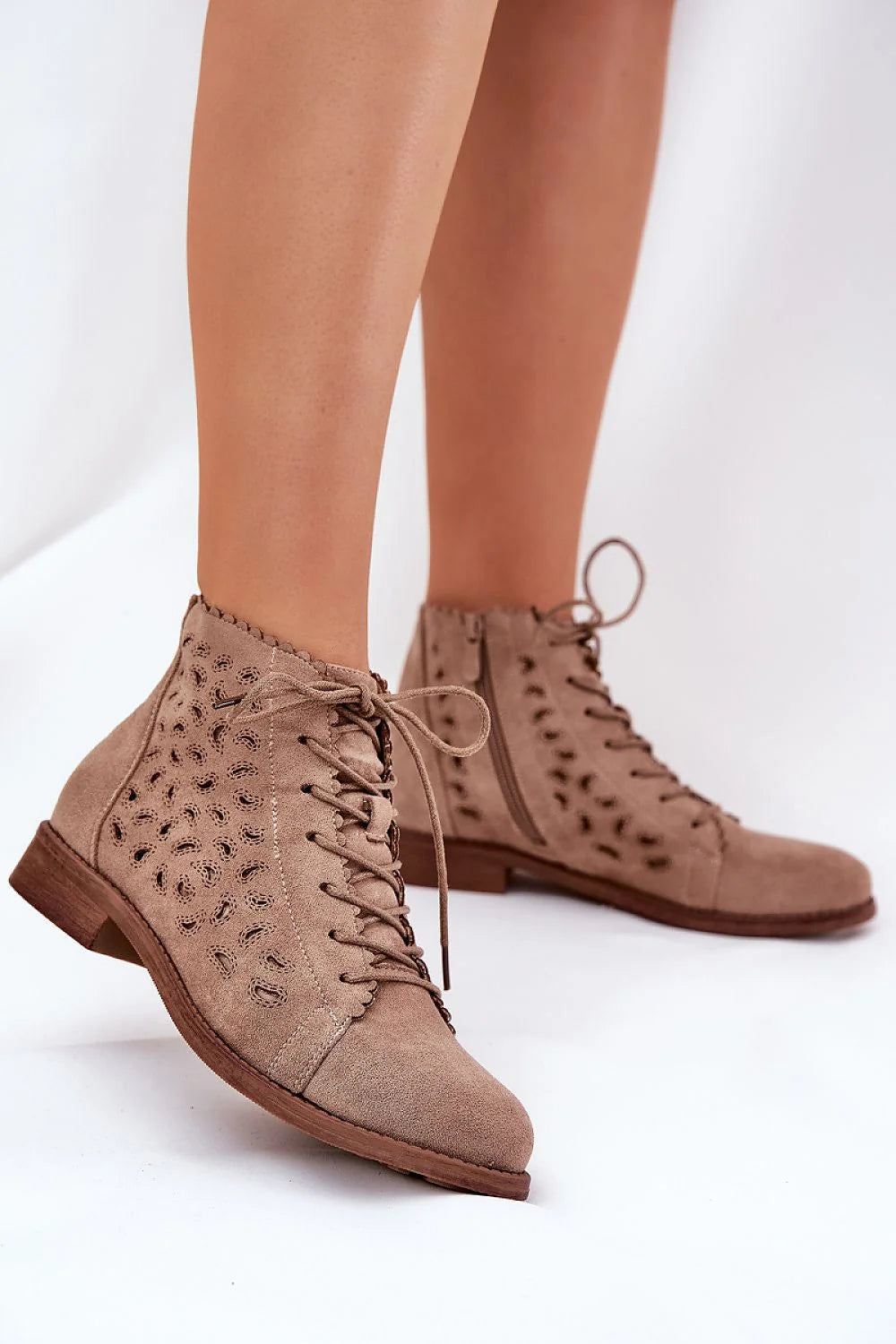 Bottes Step in style pour femmes en suède écologique beige clair tige mi-haute motif ajouré fermeture lacets et zipper occasion quotidienne