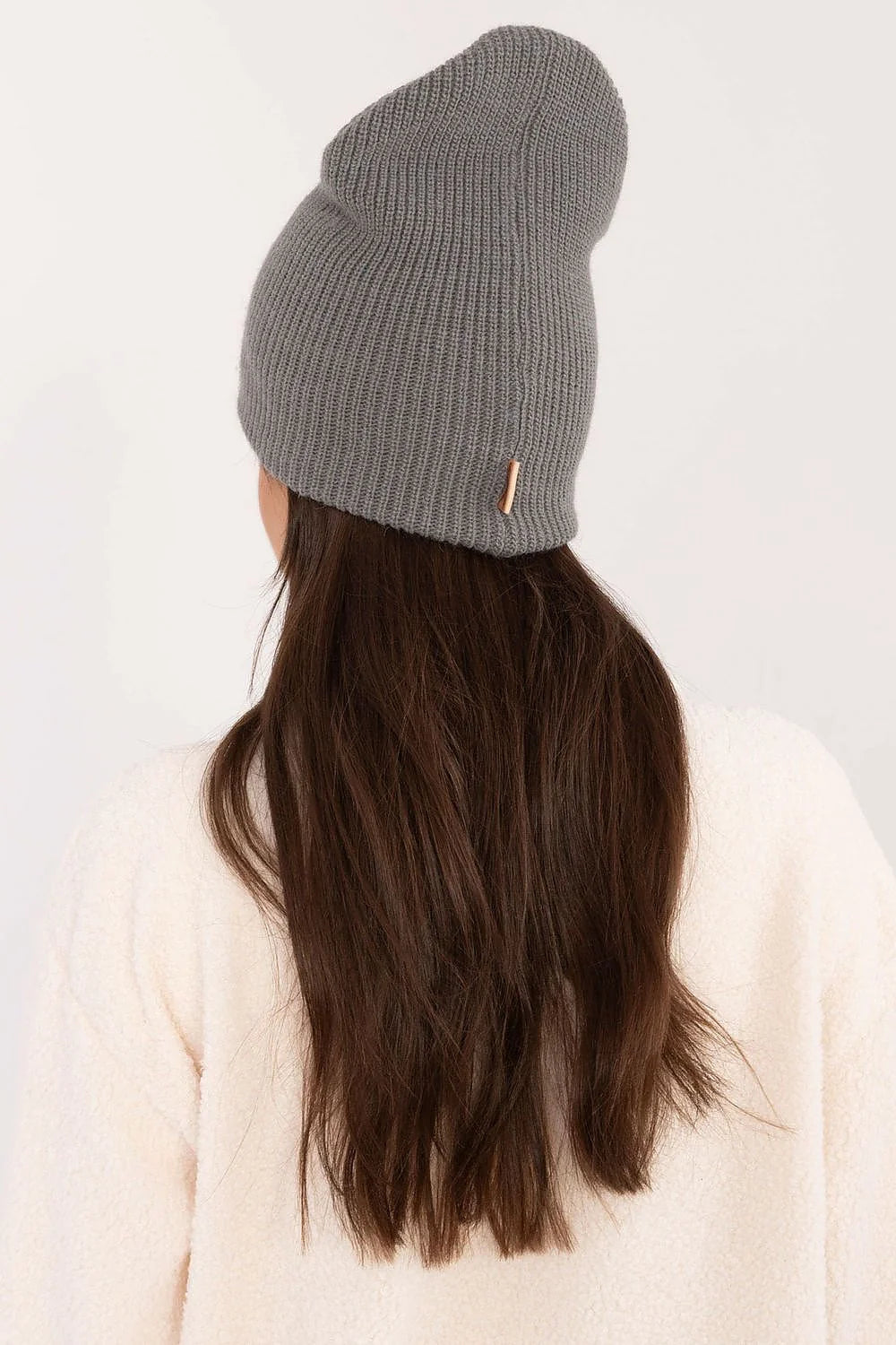 Bonnet slouch tricot côtelé gris ample tombé décontracté doux extensible étiquette beige cuir synthétique chaude polyvalente taille unique