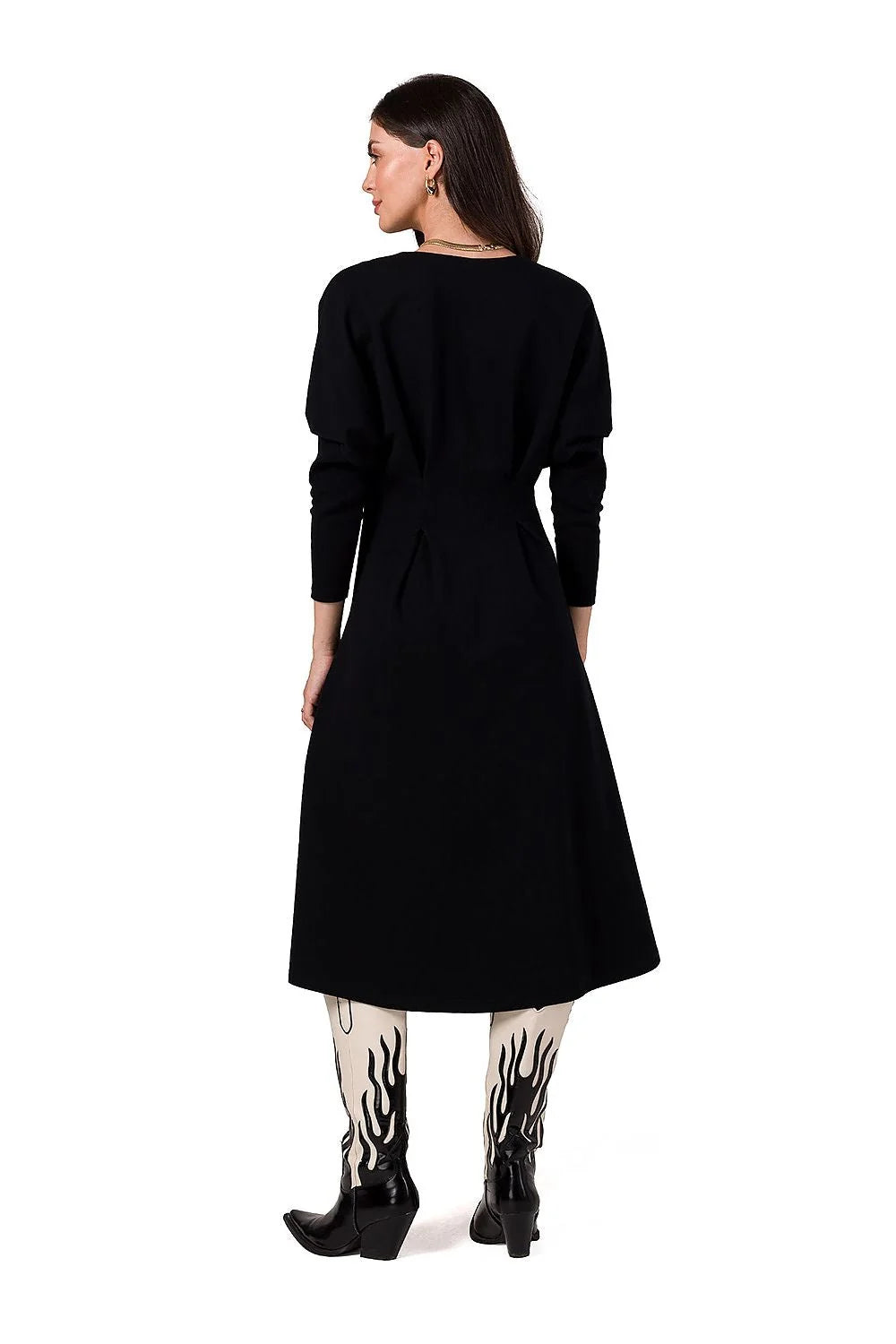 Robe de jour élégante pour femme en maille douce, noire, style minimaliste, manches longues, encolure V, taille cintrée, longueur midi, conçue en Pologne