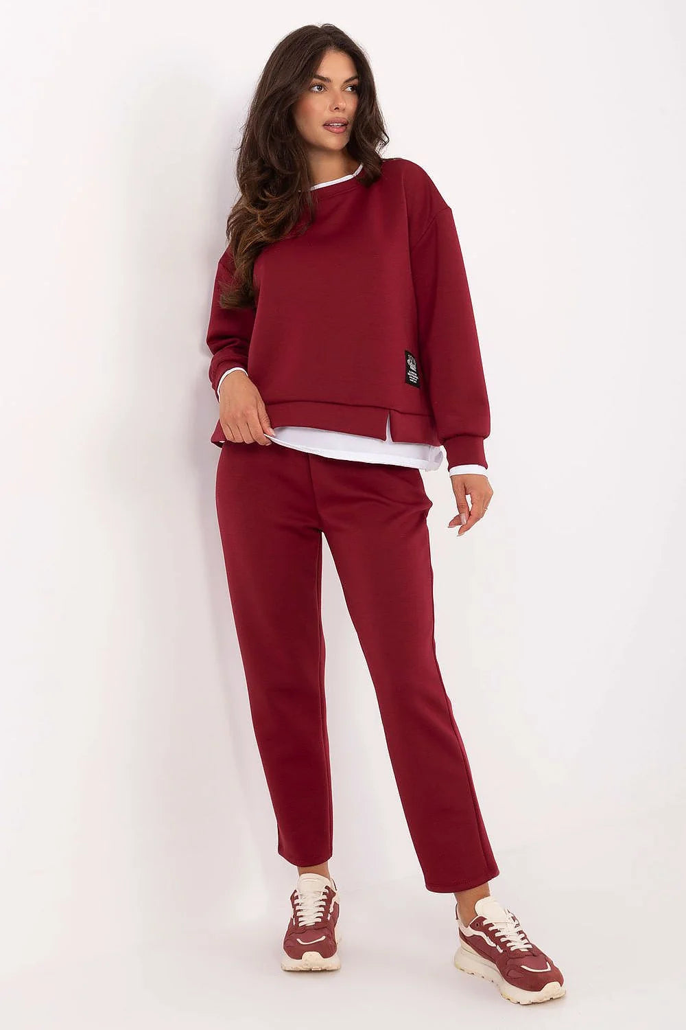 ensemble femme casual bordeaux molleton sweatshirt oversize col rond contrasté pantalon taille haute droit cheville poches latérales cordon patch