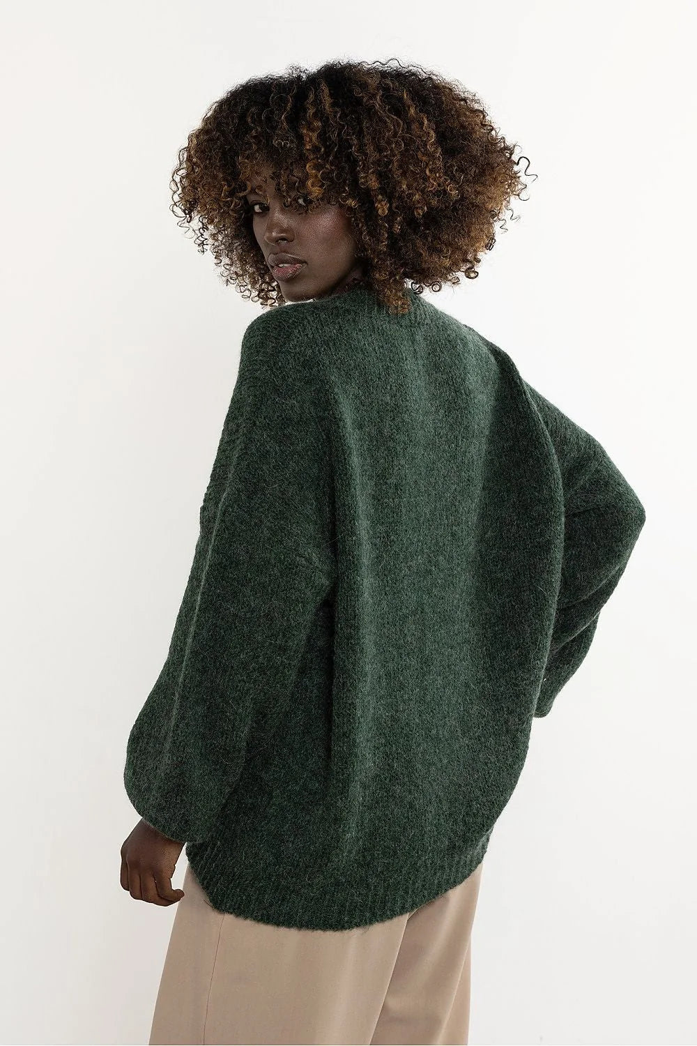 pull femme oversize maille épaisse duveteuse vert forêt chiné col rond bordcôtes manches bouffantes épaules tombantes coupe ample cachemire laine