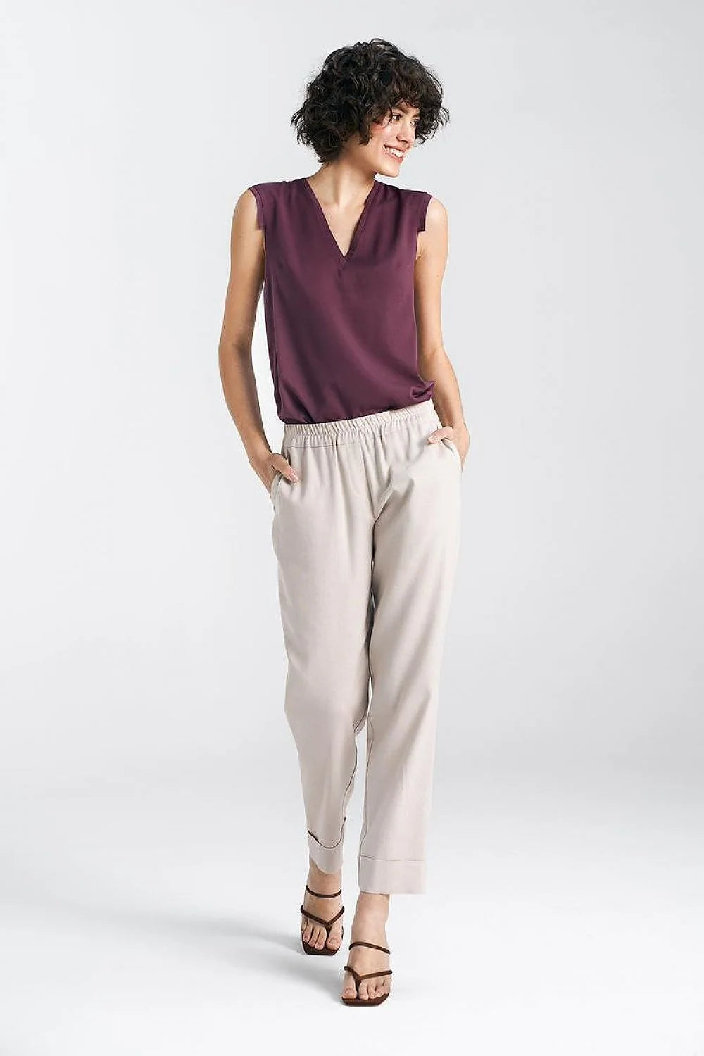 Pantalon femme décontracté coupe droite taille élastiquée coloris beige clair matériaux doux poches latérales occasion quotidienne