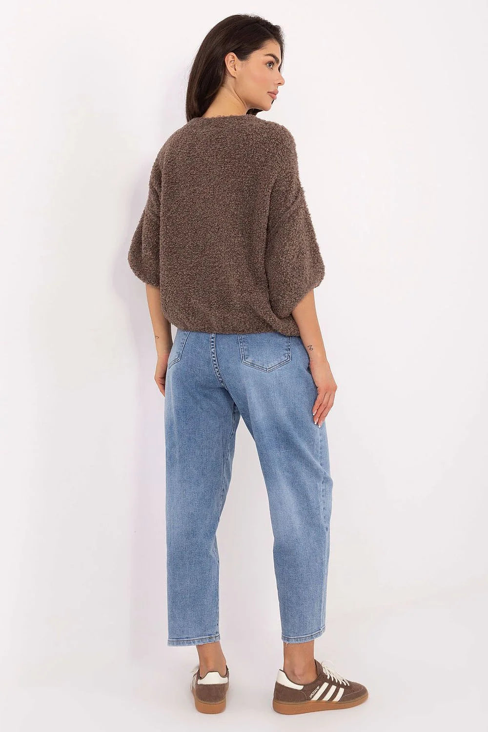 cardigan femme maille bouclée marron chocolat coupe courte oversized manches troisquarts boutonnage central boutons dorés texturés pelucheuse sherpa chaude cocooning