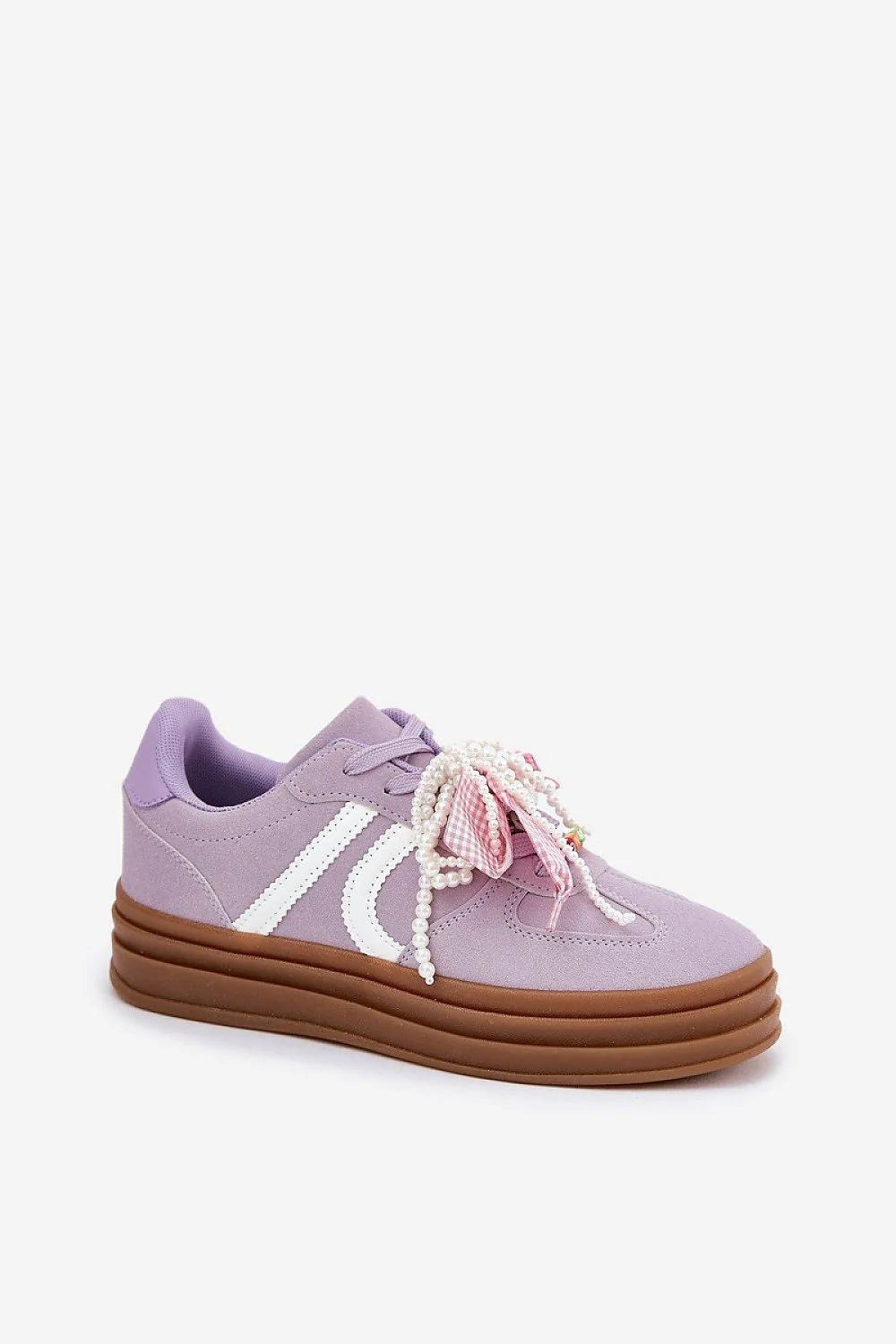 Chaussures de sport féminines audacieuses en suédine lavande pastel avec bandes blanches et lacets ornés de perles et nœud Vichy