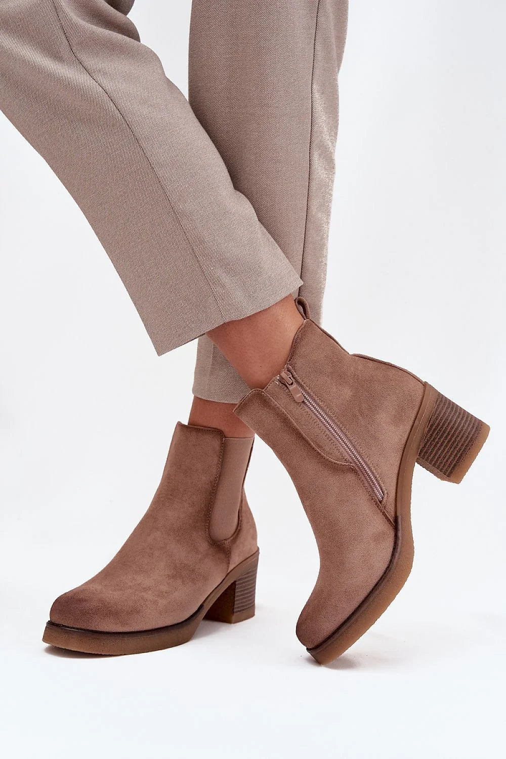 bottines femme suédine écologique taupe chelsea cheville panneau élastique fermeture éclair doublure chaude talon bloc moyen semelle antidérapante