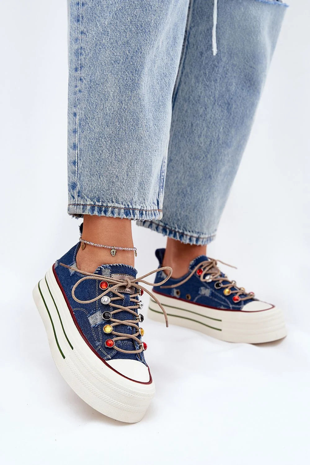 GOE baskets femmes plateforme denim bleu délavé tige effilochée bout caoutchouc blanc lacets beige œillets multicolores clous décoratifs semelle crème