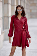 Robe de cocktail élégante portefeuille longues manches en V profond couleur bordeaux tissu satiné taille ajustable femme occasion versatile