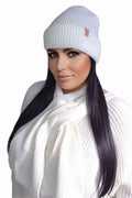 Ensemble hivernal élégant pour femme bonnet pull écharpe maille côtelée blanc coordonné