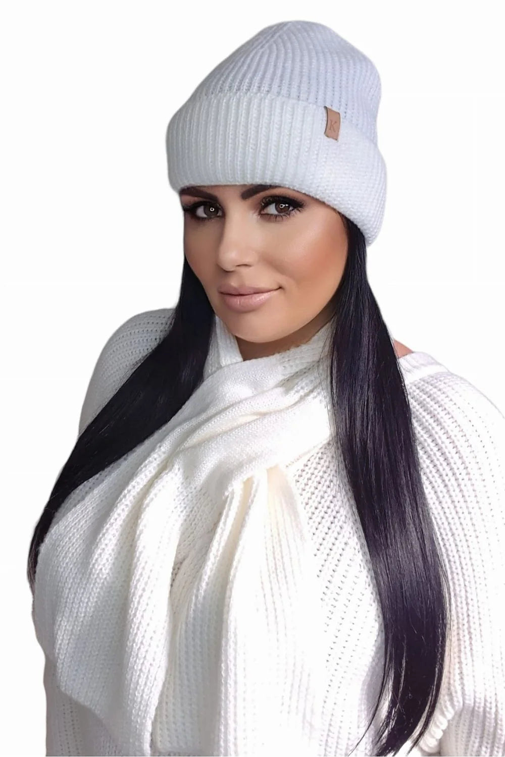 Ensemble hivernal élégant pour femme bonnet pull écharpe maille côtelée blanc coordonné