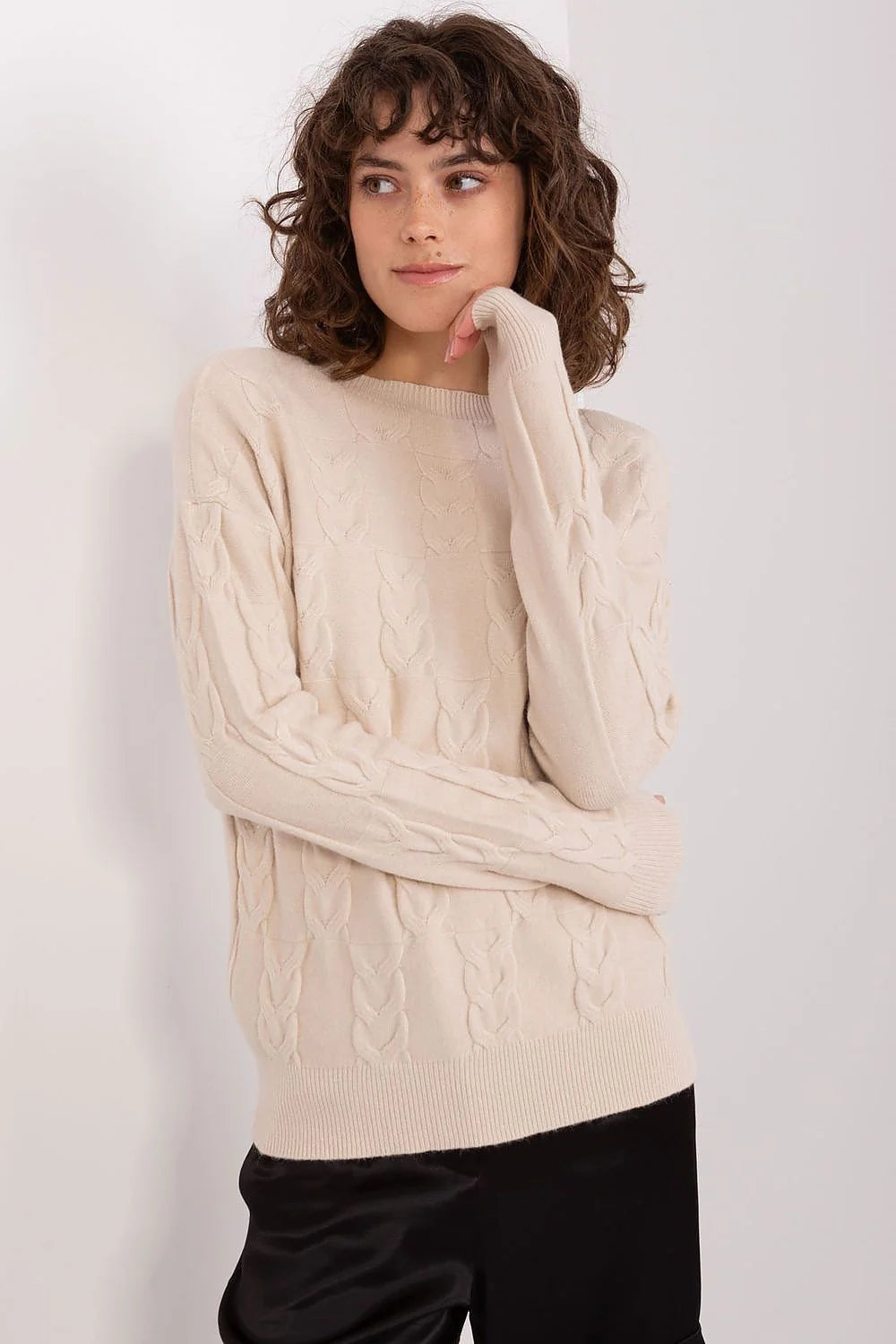 Pull femme style décontracté en tricot maille torsadée couleur beige manches longues encolure ronde ajusté