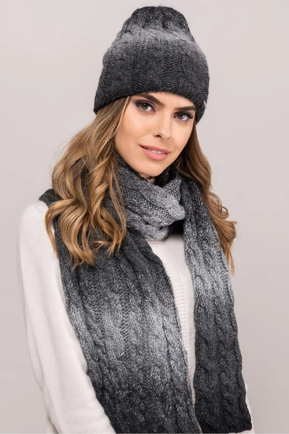 bonnet écharpe femme hiver ombré gris anthracite clair grosse maille torsadée décontracté ample chaud moelleux laine brossée doublé isolant