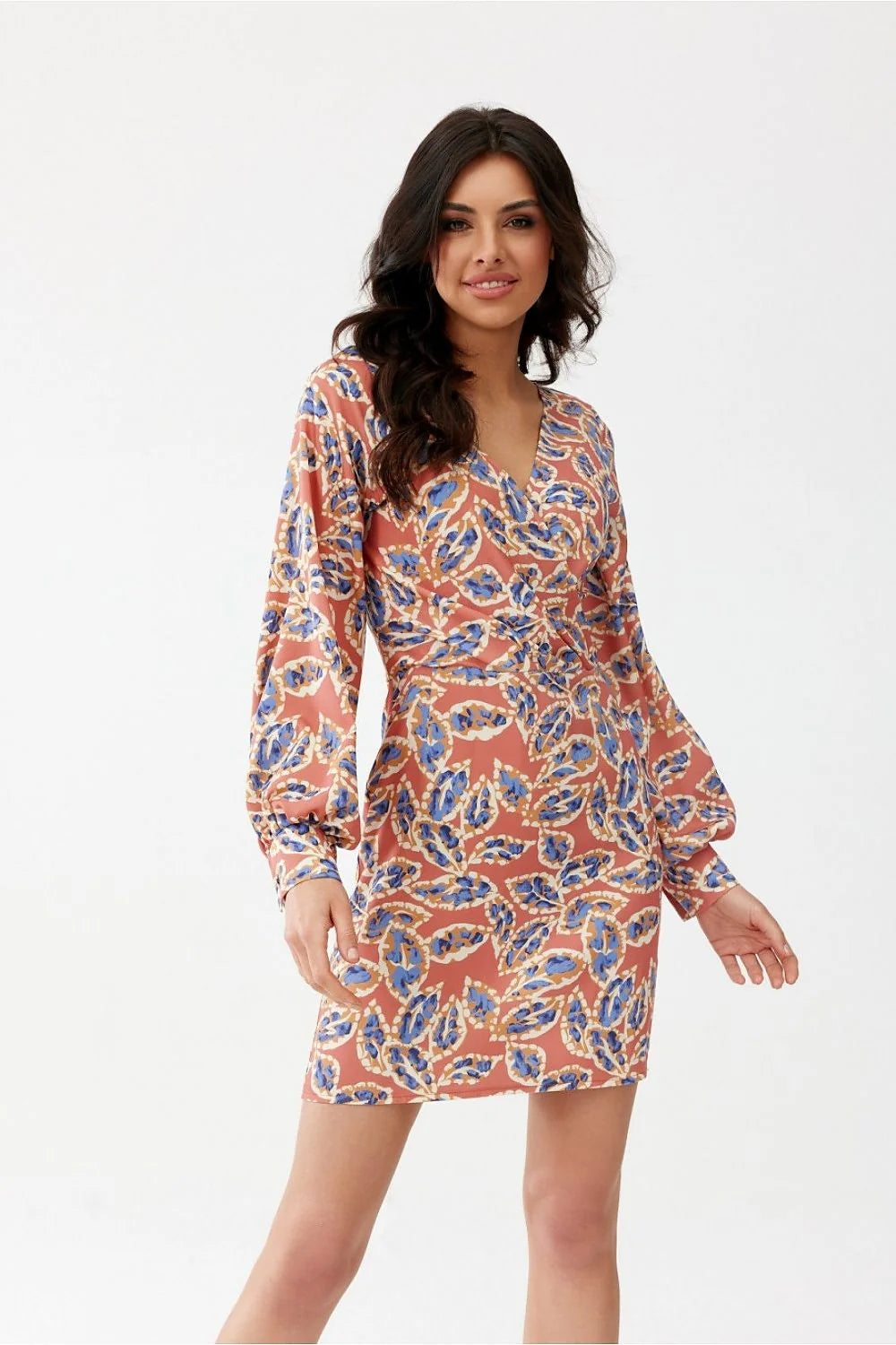 Robe de cocktail élégante imprimé floral abstrait bleu beige blanc pêche manches longues col V femmes