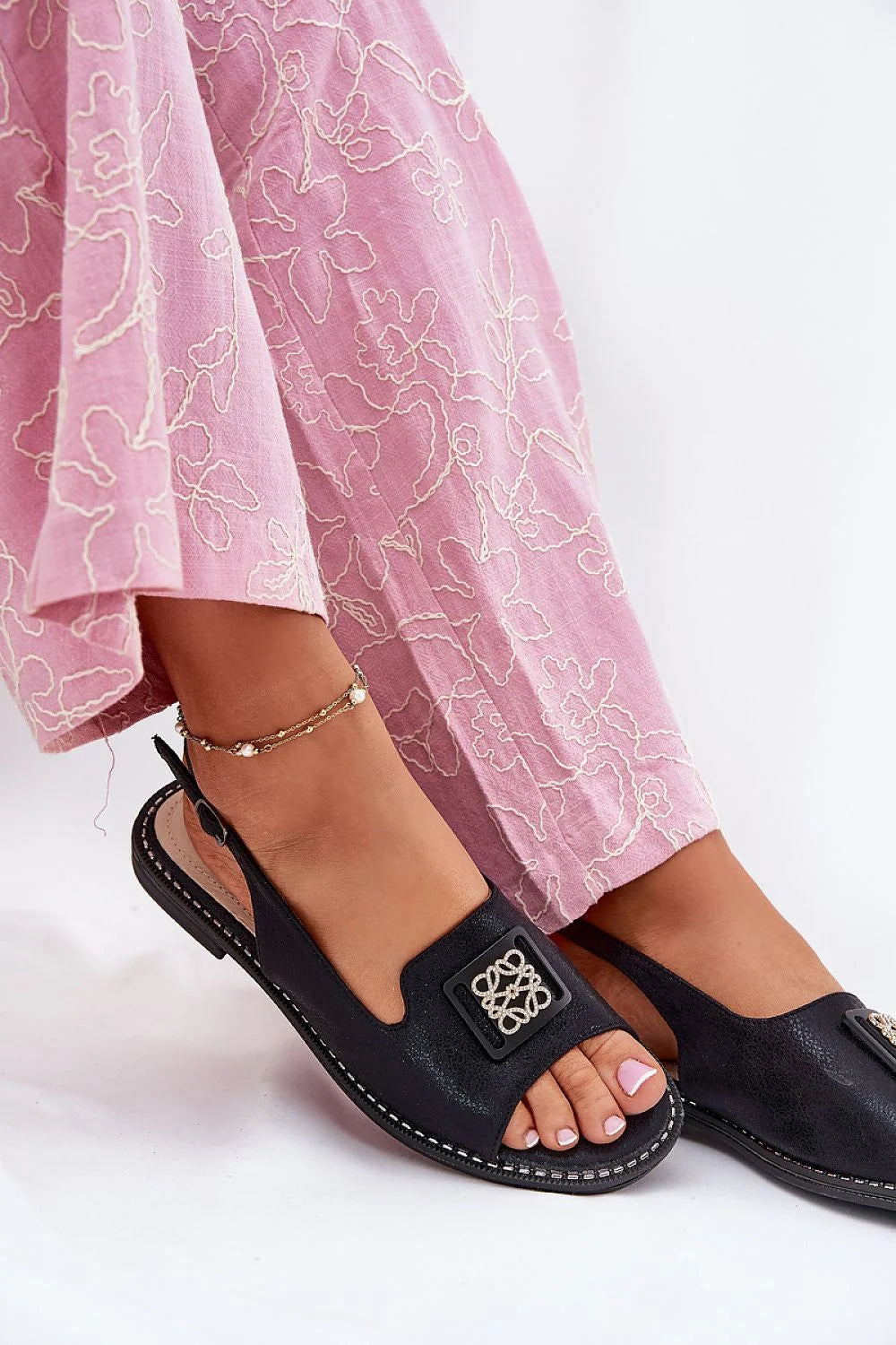 Sandales pour femme modernes élégantes ouvertes talon plat simili cuir noir détails argentés occasions estivales