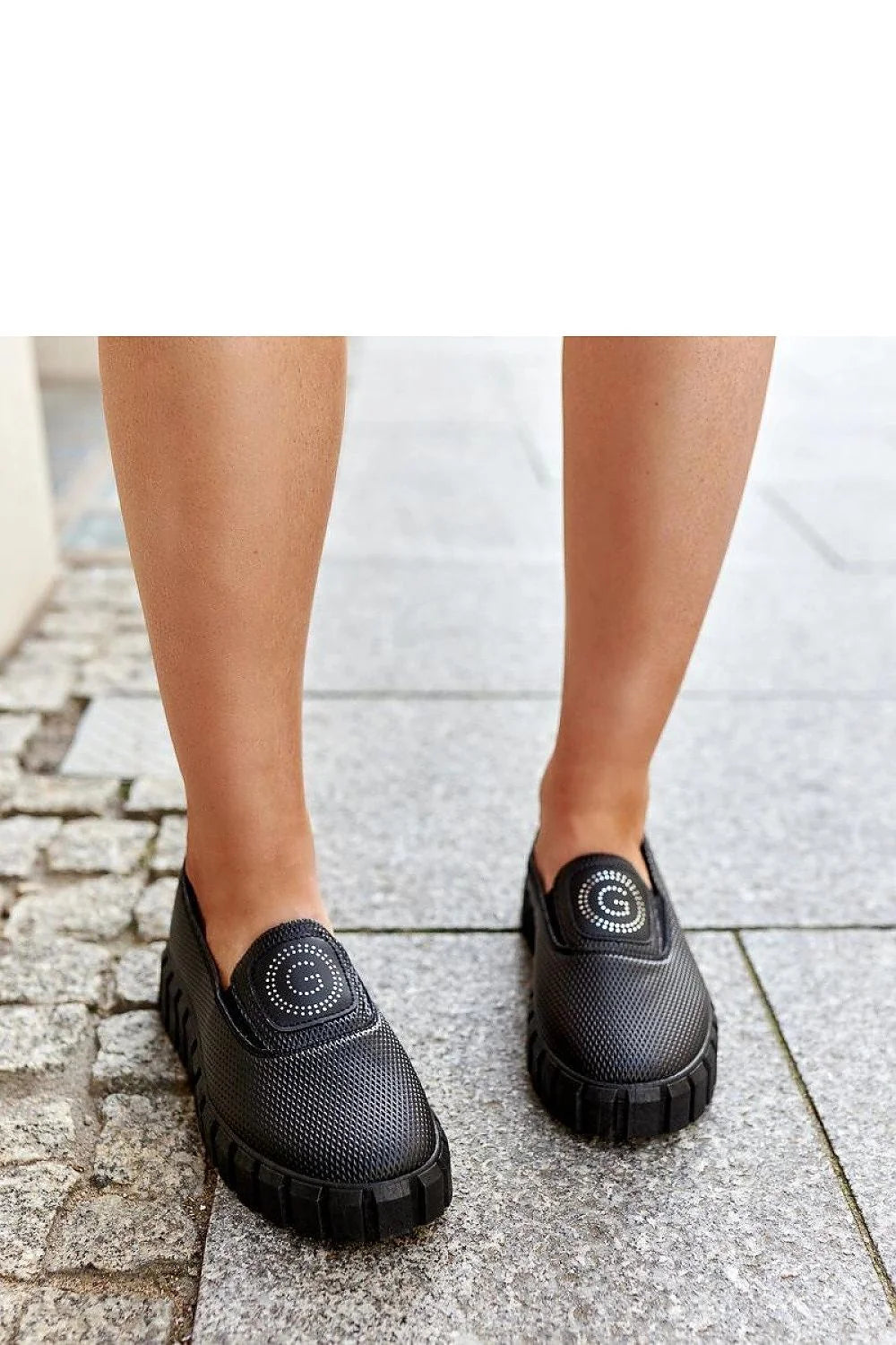 Chaussures basses modernes pour femmes design fonctionnel couleur noire matériau mesh semelle épaisse style slip-on confortable pour quotidien et occasions spéciales durables