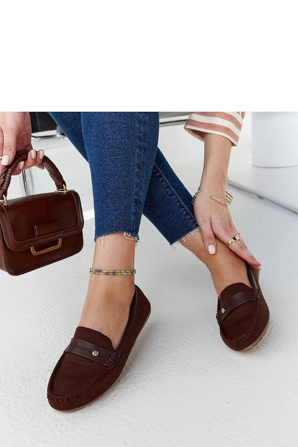 mocassins femmes marron chocolat textile tressé cuir synthétique mors métal rivet semelle caoutchouc antidérapante profil plat slipon léger