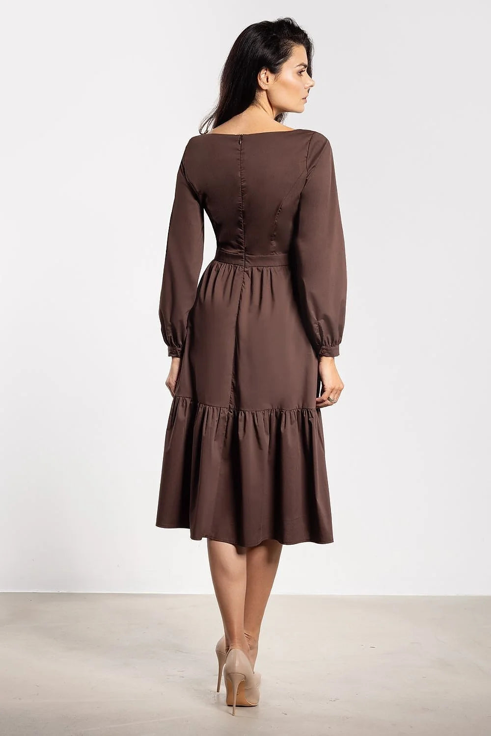 robe midi marron trapèze taille marquée jupe volant ourlet froncé tissu structuré léger décolleté bateau manches longues bouffantes