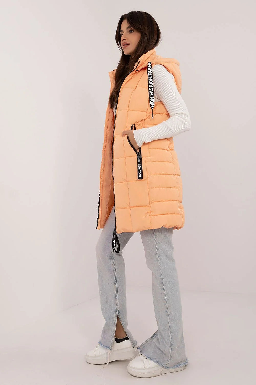 Gilet sans manches pour femme, style urbain, couleur orange pêche, fermeture éclair noire, capuche avec cordon, coupe longue, matelassé, saison automne-hiver