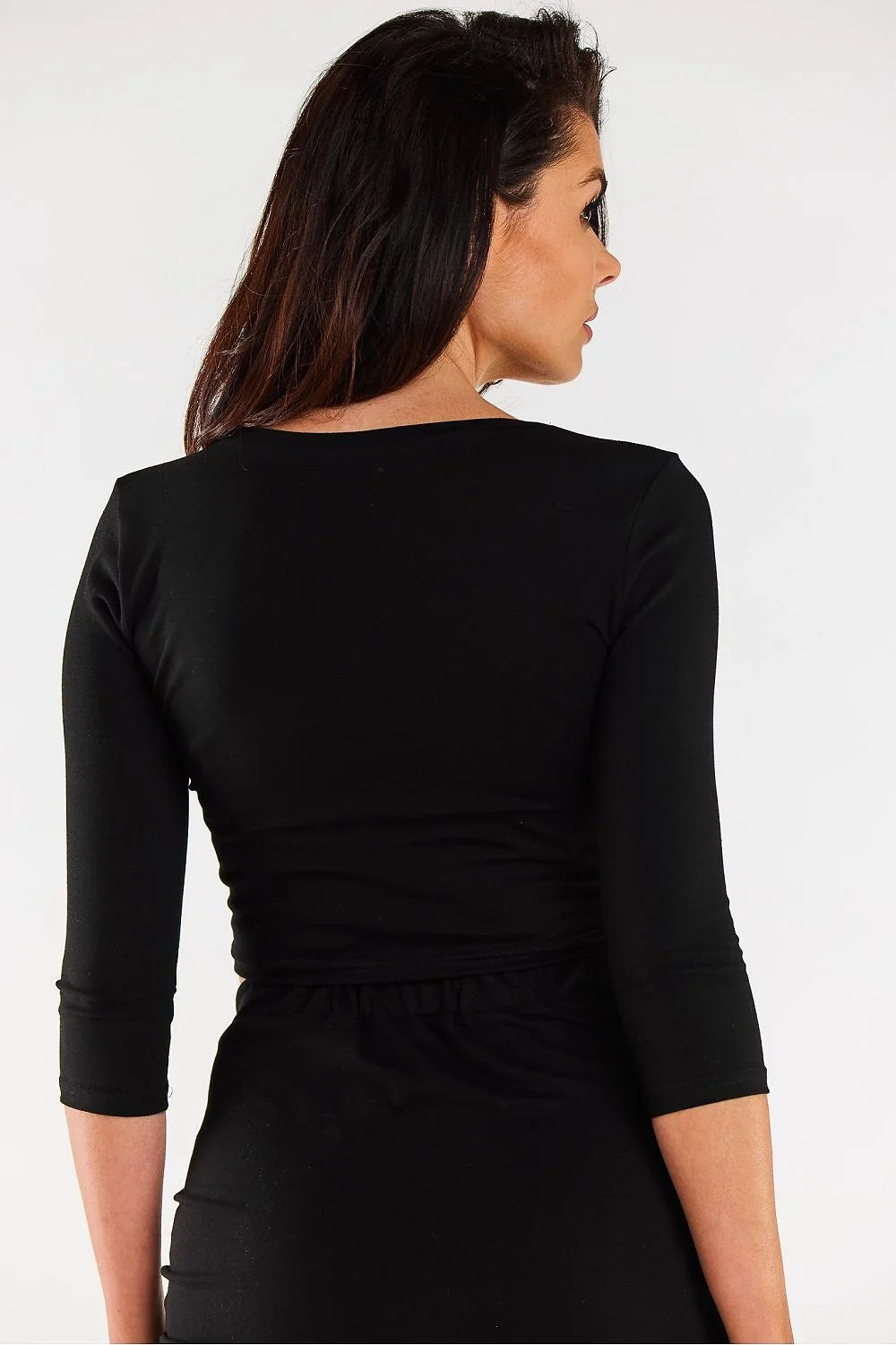 Chemisier moderne pour femme noir en coton élasthanne, col V, crop top ajusté, détails cordons, coupe slim, made in Poland
