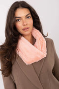 snood écharpe tubulaire fausse fourrure rose poudré moelleuse pelucheuse veloutée large confortable chaude isolante féminine élégante luxueuse