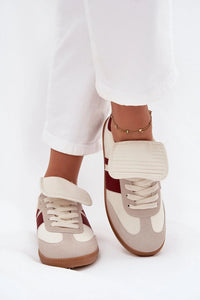 sneakers femme simili cuir ivoire suédine beige bordeaux latérale semelle gomme brune languette matelassée rabattable lacets ajustables amorti mousse confort