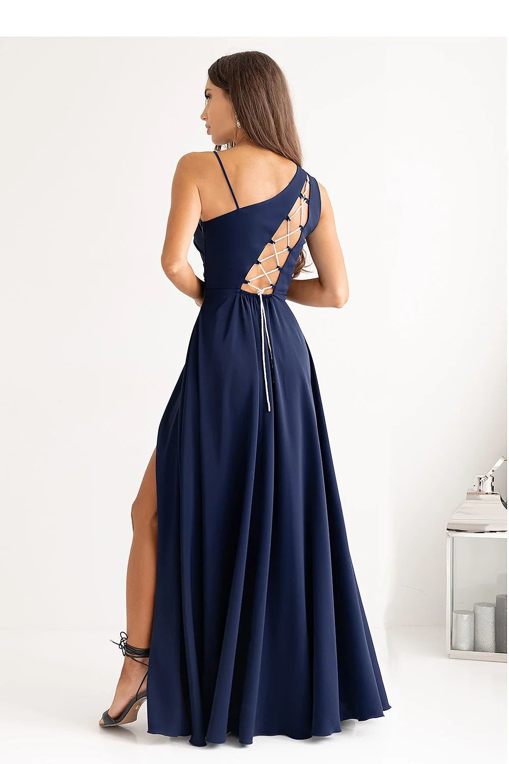 robe longue élégante bleu marine asymétrique bretelles fines corsage drapé taille cintrée jupe évasée satinée fente haute dos nu