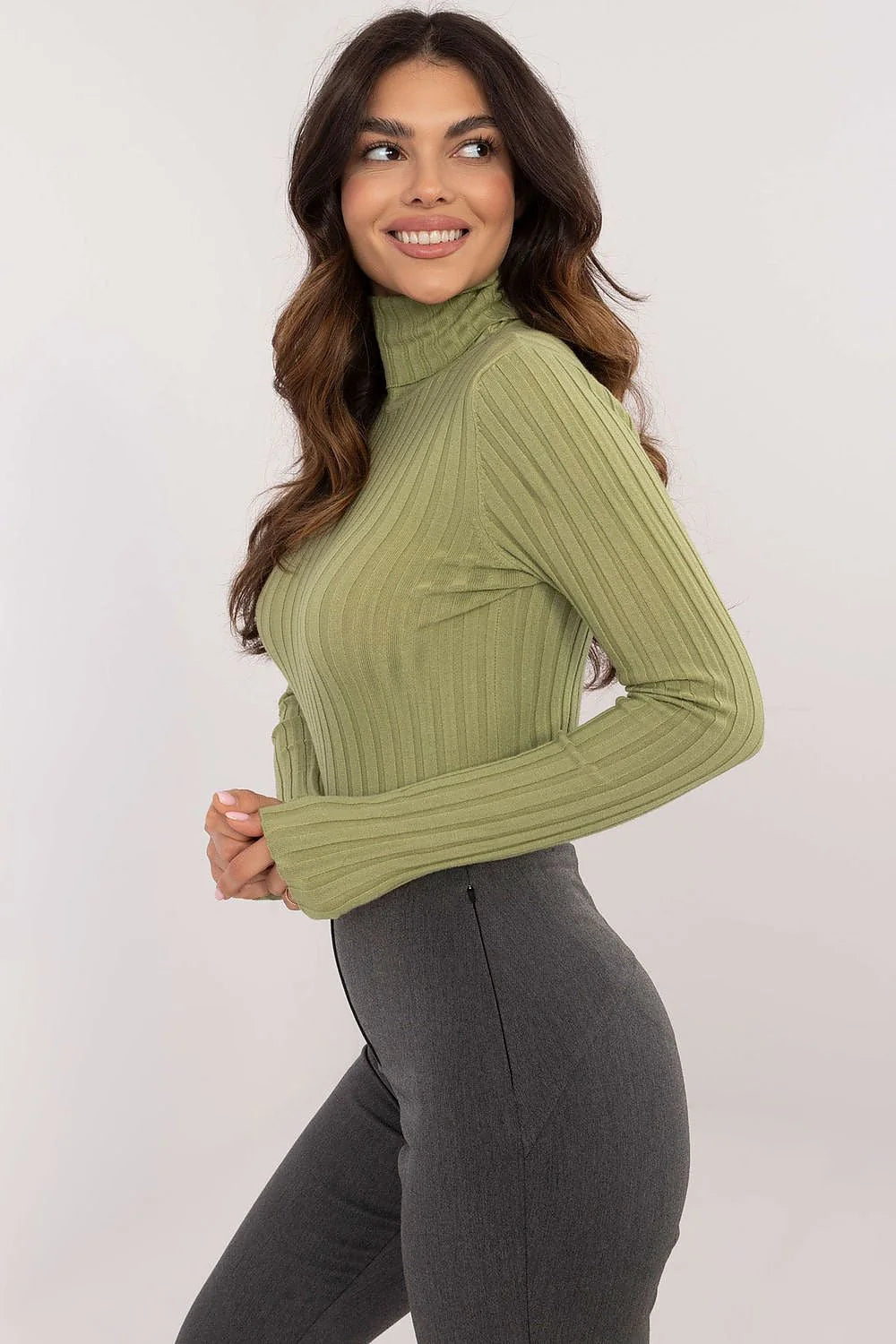 Pull à col roulé pour femme en viscose nylon polyester coupe ajustée manches longues coloris vert olive