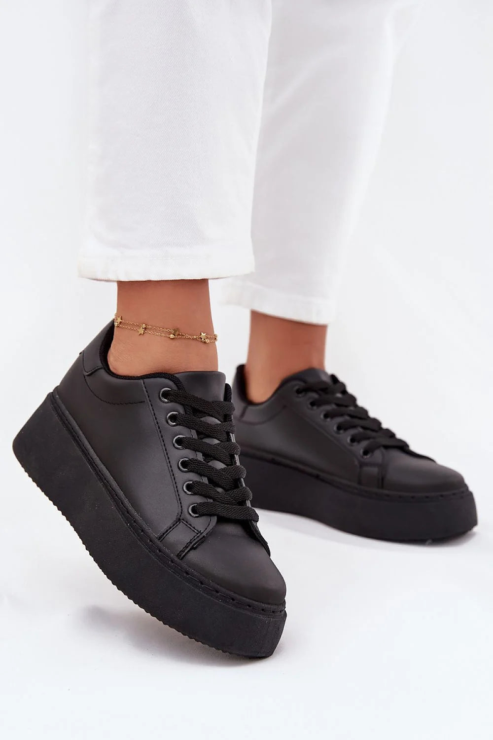 sneakers femme similicuir plateforme noire semelle mousse crantée bout rond lacets noirs col rembourré couture urbain chunky polyvalentes confortables élégantes