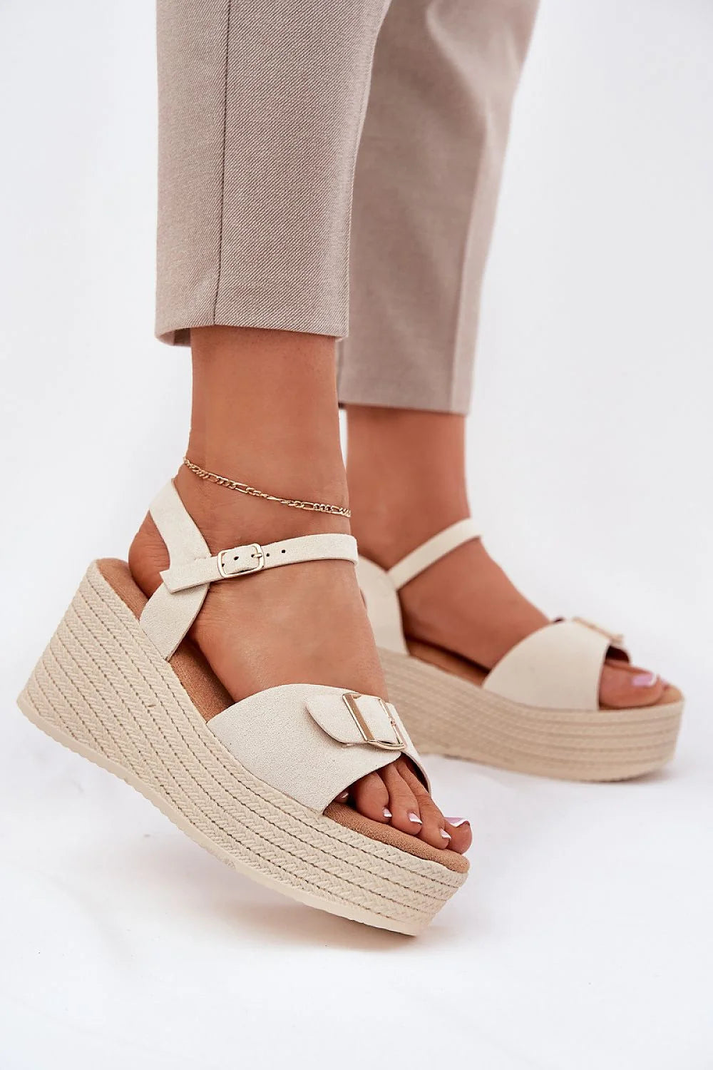 Sandales compensées pour femmes en suédine eco-friendly style moderne Summer beige crème élégance confort