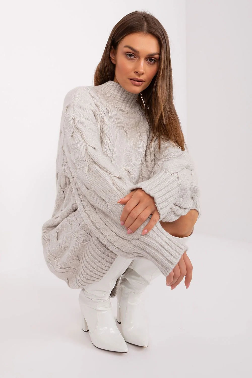 Robe pull tricotée motif torsadé couleur gris clair manches longues col montant côtelé femme