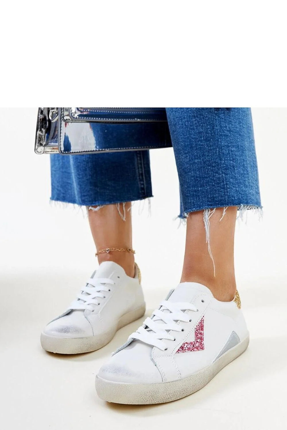 Baskets mode femmes design moderne élégant cuir blanc paillettes dorées talon détails fête occasion