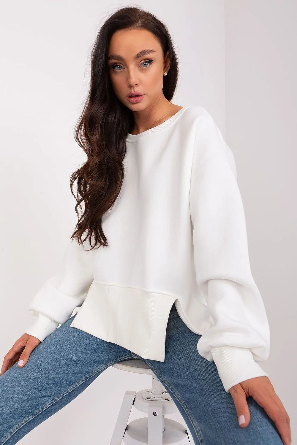 Sweatshirt pour femme en coton blanc oversize manches longues encolure ronde finition côtelée asymétrique moderne