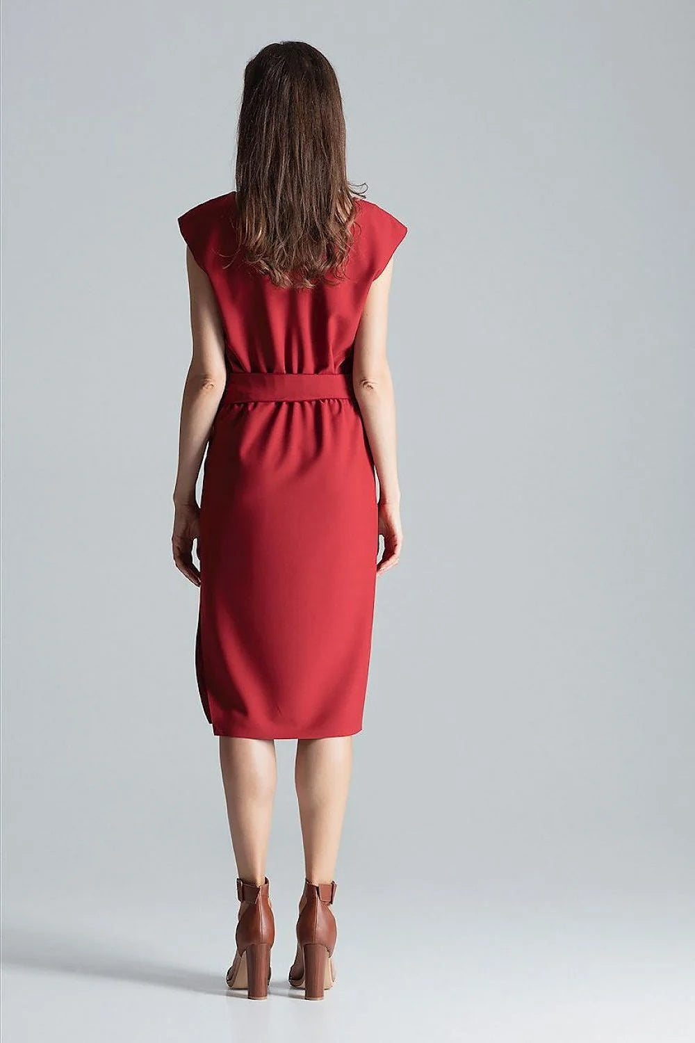 robe midi bordeaux polyester fluide mate nondoublée colV ceinture asymétrique fente manches courtes fourreau ajustée élégante chic contemporaine