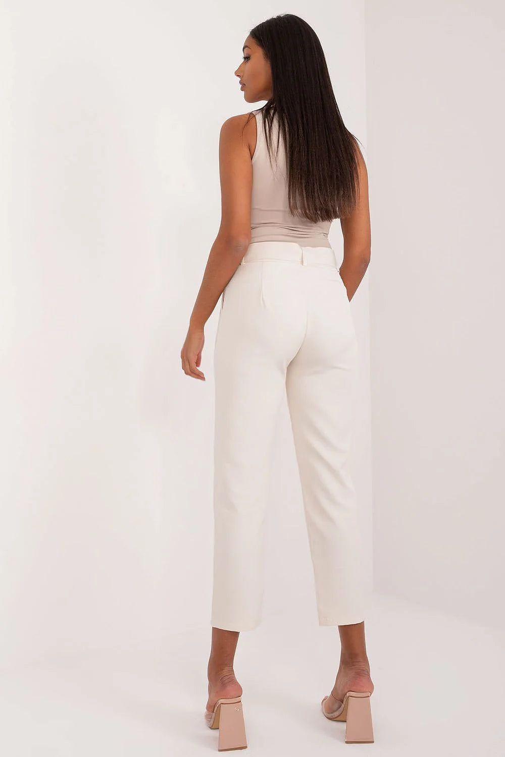 Pantalon femme Och Bella élégant beige clair taille haute coupe droite ceinture assortie blazer assorti top sans manches chaussures talons