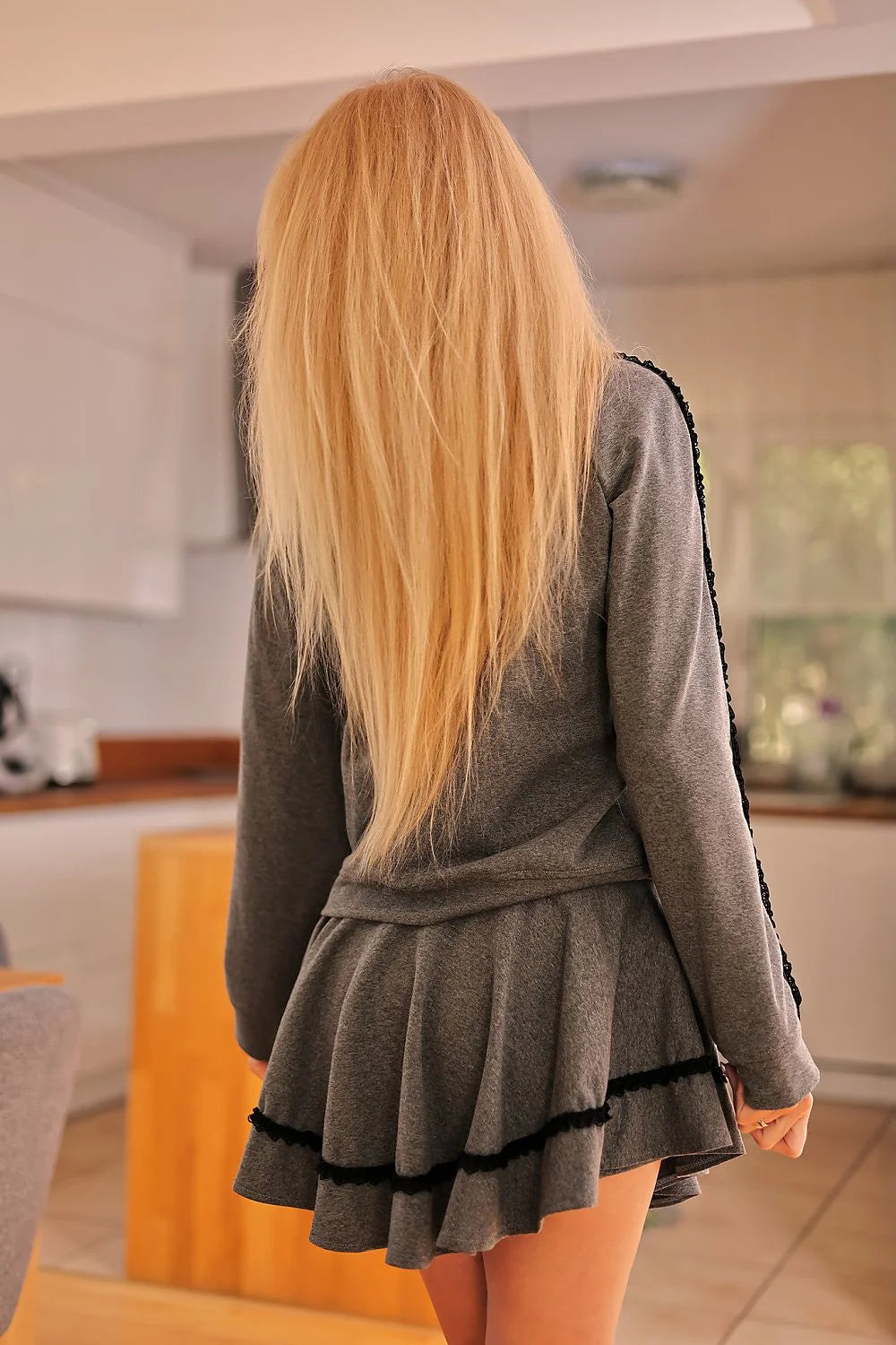 ensemble deux pièces femme gris anthracite manches longues sweat molleton doux jupe plissée volants bandes noires taille élastiquée confortable urbain