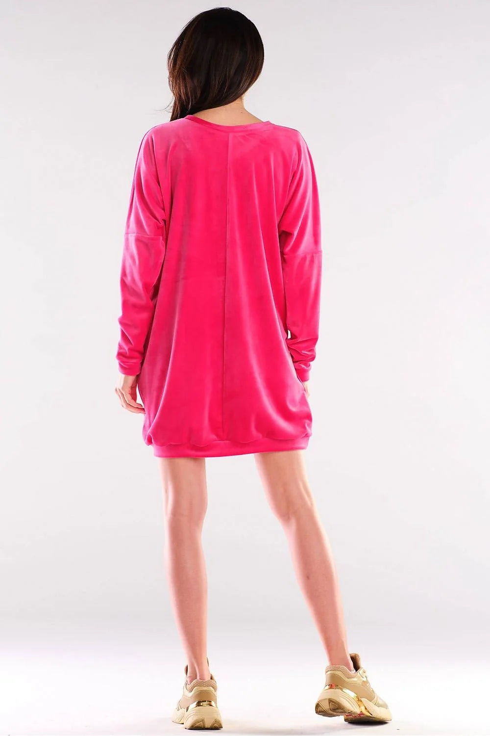 Chemise de nuit velours rose vif ample manches longues confort détente femme moderne casual