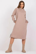 Robe de jour Rue Paris en maille douce beige taupe, manches raglan longues, capuche, poches latérales, fermeture éclair, style casual moderne femme