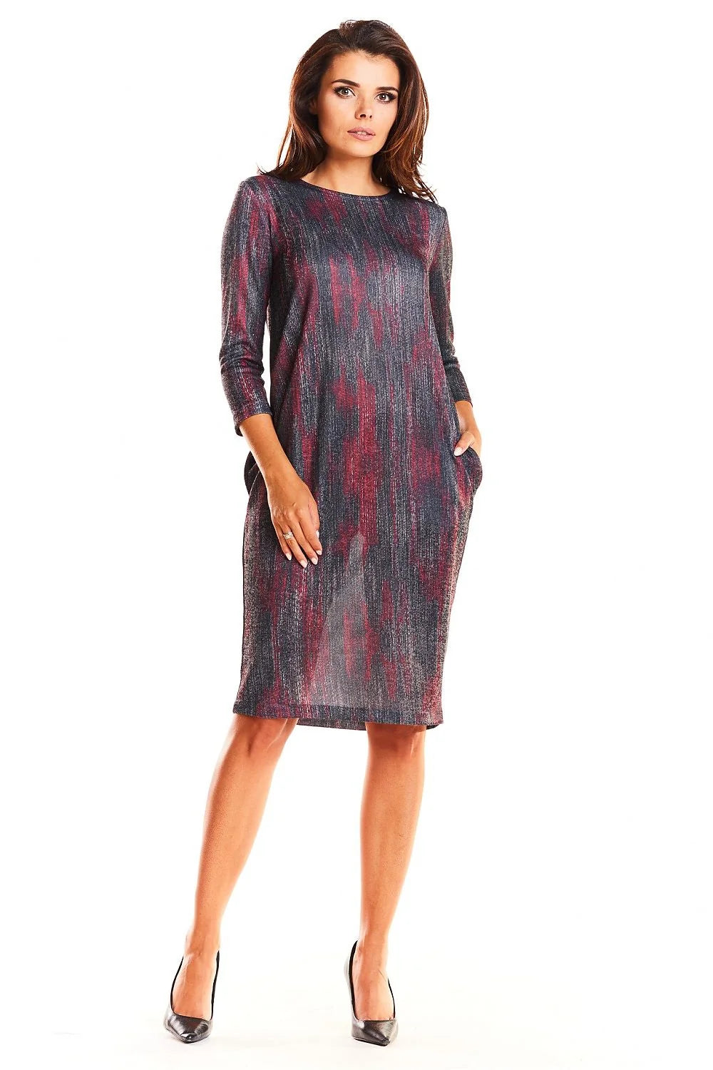 Robe élégante en tissu tricoté bleu marine motifs géométriques chic manches trois-quarts col rond