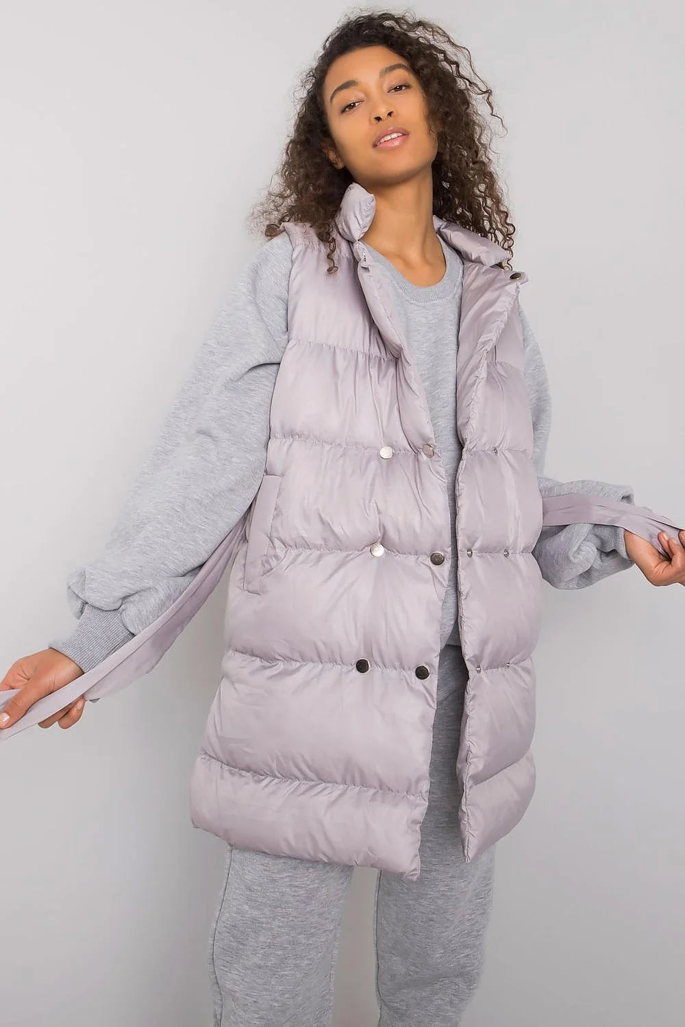 Ensemble féminin moderne et stylé avec gilet matelassé, sweat-shirt et pantalon de jogging beige